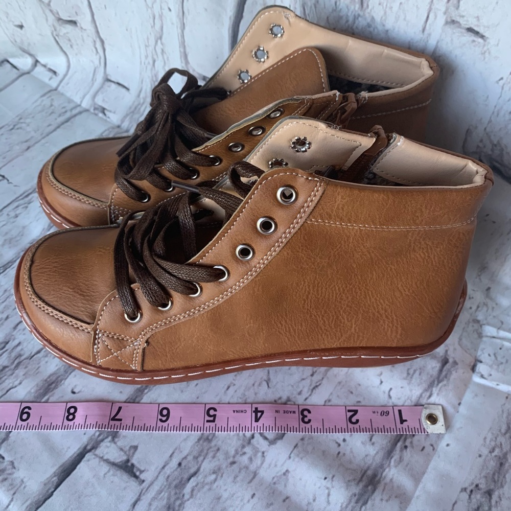 Boots size 6 (new)